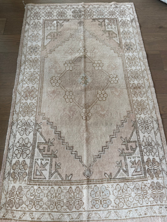 Adelaide - 2’11 x 5’4
