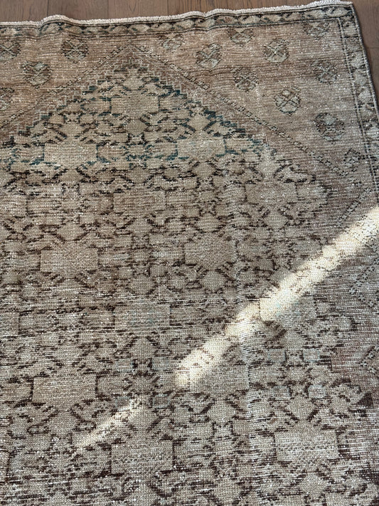 Beckett - 4’4.5 x 9’5