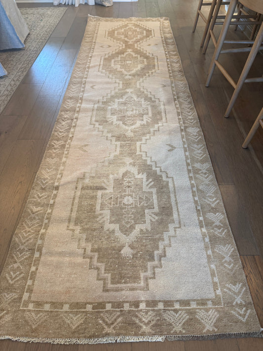 Tudor - 3’2 x 10’11