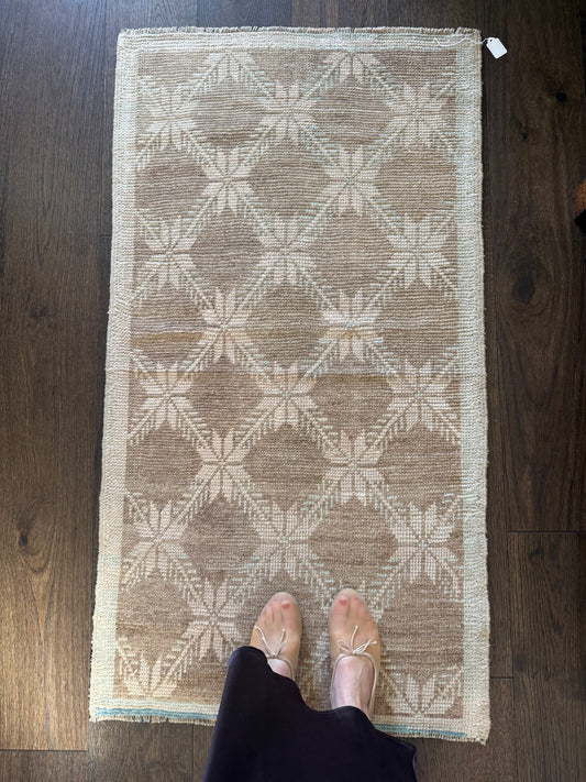 Rayne - 2’4.5 x 4’4