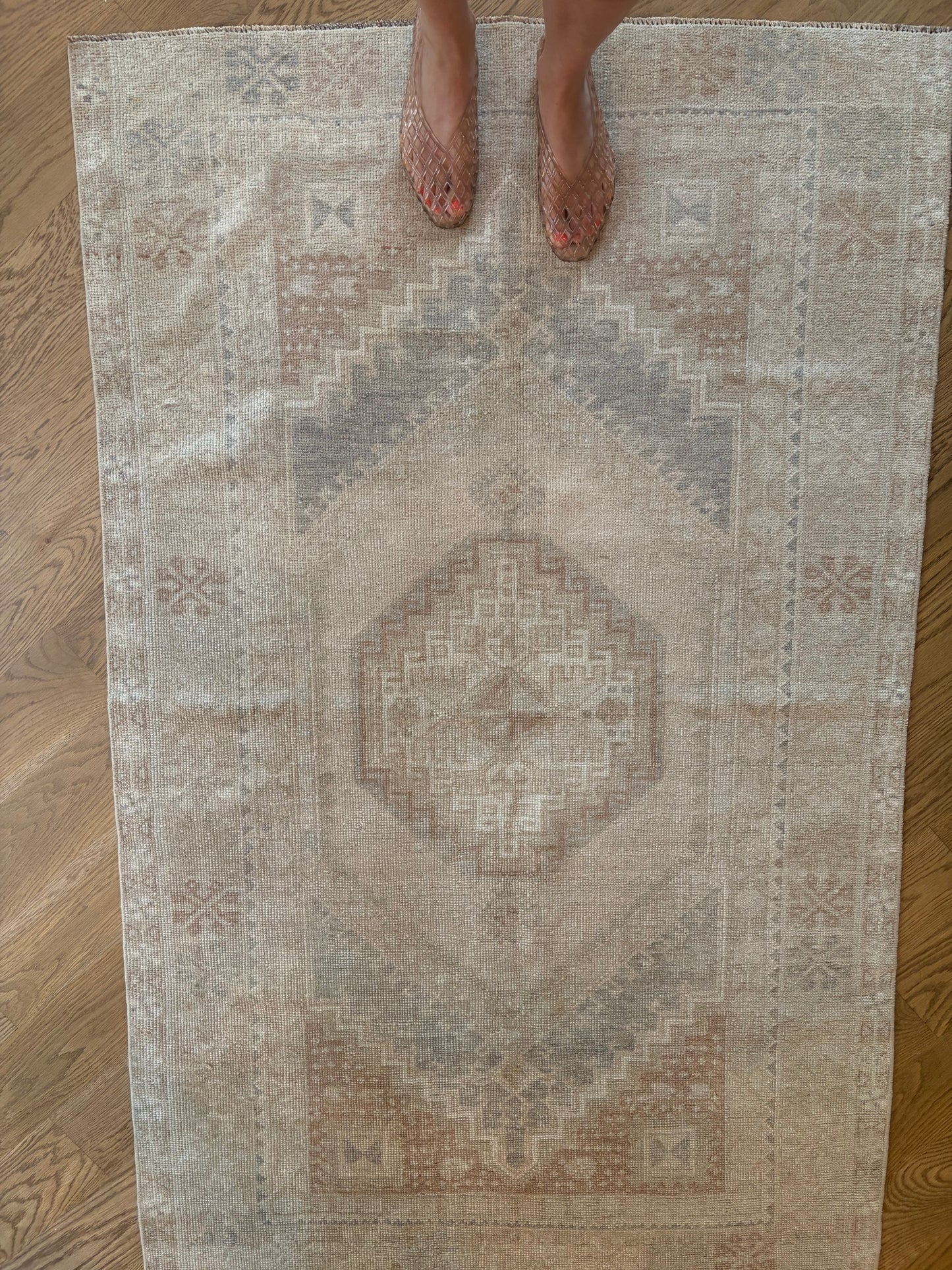Apple - 3’8 x 5’10