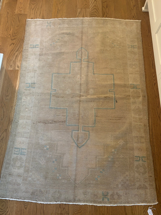 Jones - 3’9 x 5’5